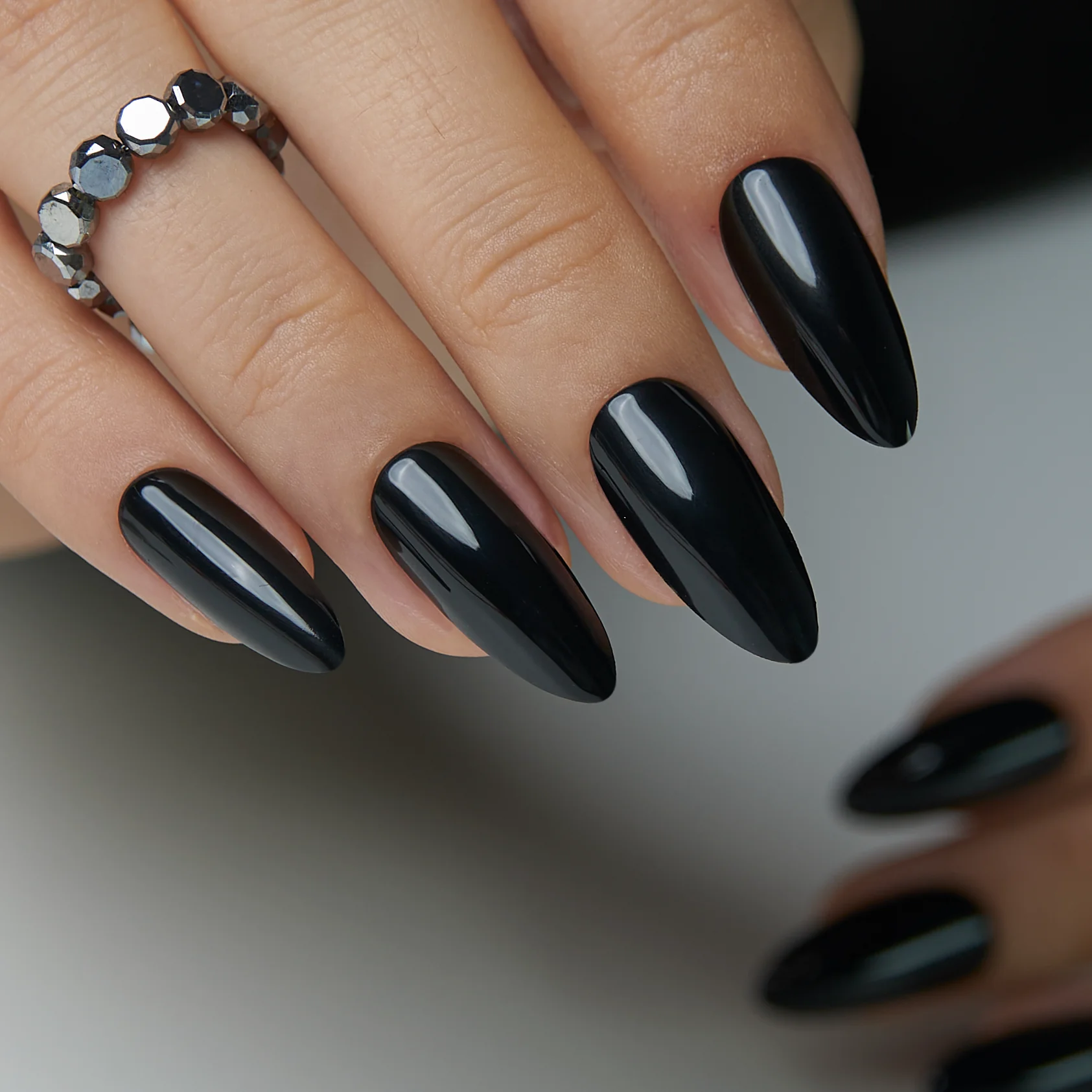Shadow Kiss Glow – L Stiletto - Image 2