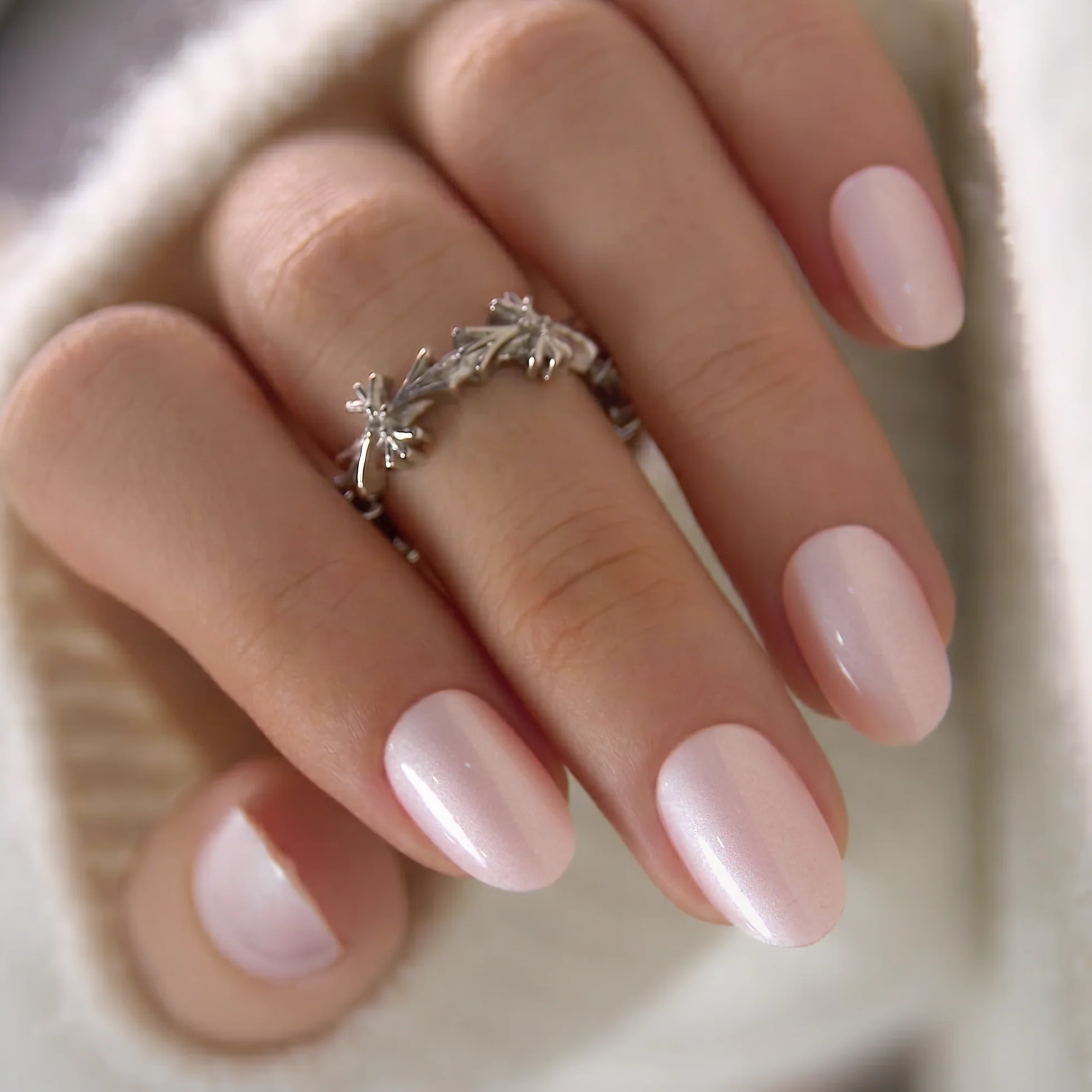 Delicate Glow – S Oval - Image 2